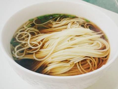如果家里没有高汤,可以直接用煮面的水代替.