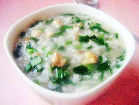 韭菜粥适合背寒气虚,腰膝酸冷者食用.