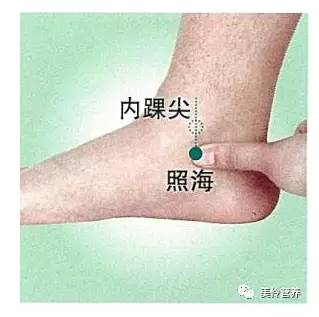 快速取穴:坐位垂足,由内踝尖垂直向下推,至下缘凹陷处,按压有酸痛感