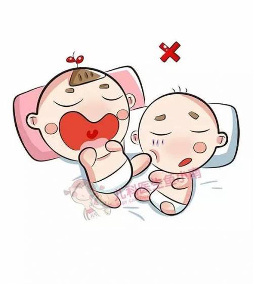 大宝和二宝一起睡.大宝自己都不懂事,很容易忽略身边这个小不点.