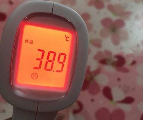 高烧真实体温图片38.5,发烧38度生活图片真人 宝宝发烧如何帮他退烧?超过5天及时就医,这些科学法也能降体温