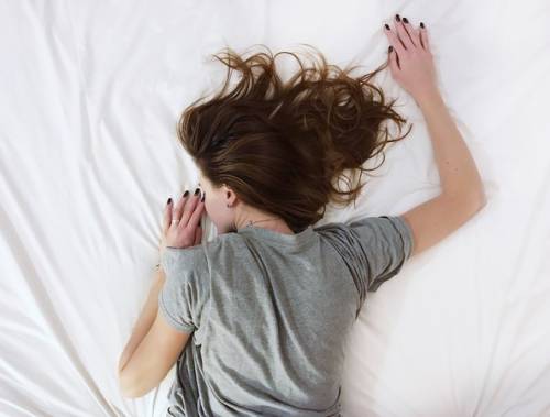 睡觉时像在投降？5种睡姿反映你的身心状态