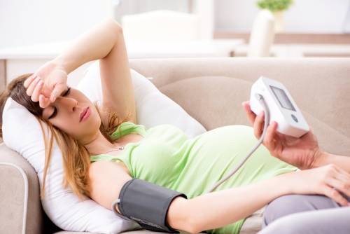 ﻿怀孕期间头痛时，要高度警惕“高血压”疾病。